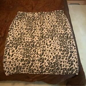 NWT 2X VINCE CAMUTO animal print knit skirt goes with any top you choose.